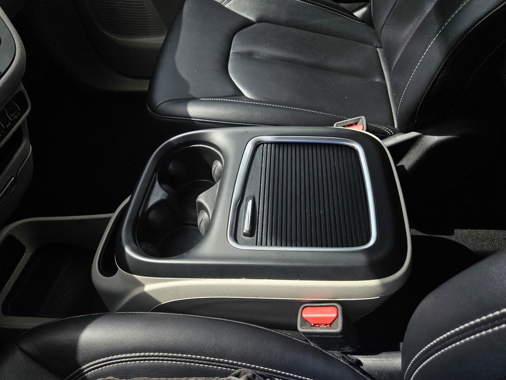 Used 2024 Chrysler Pacifica Select image 27