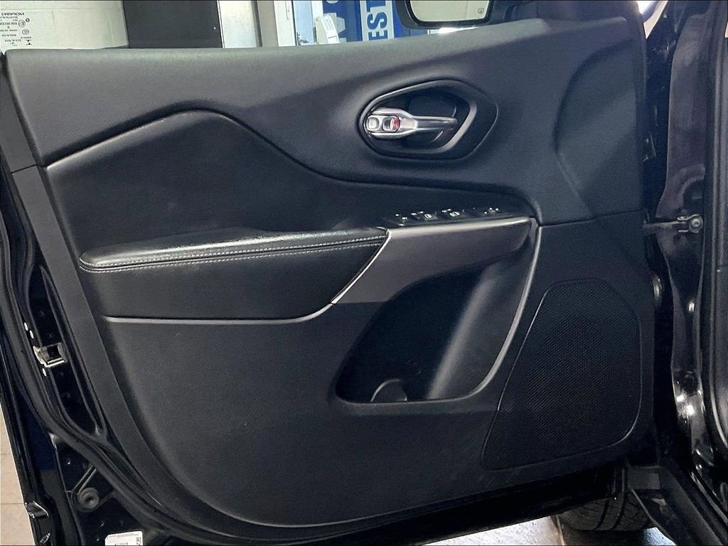 Used 2019 Jeep Cherokee Latitude Plus w/ Comfort/Convenience Group AWD/4WD image 9