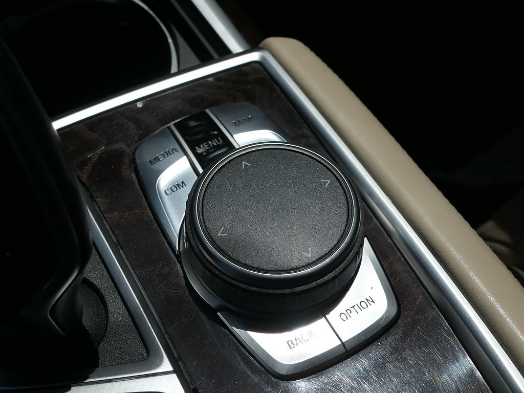Used 2020 BMW 740i w/ Premium Package RWD image 24