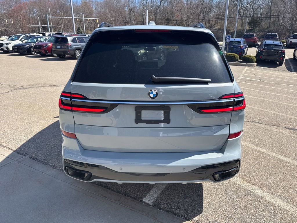 Used 2023 BMW X7 xDrive40i w/ M Sport Package image 3