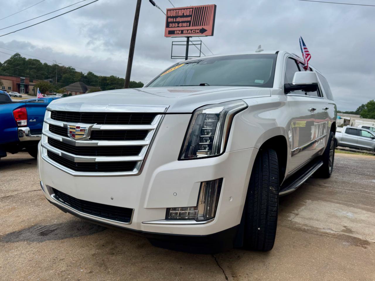Used 2017 Cadillac Escalade ESV Luxury RWD image 5