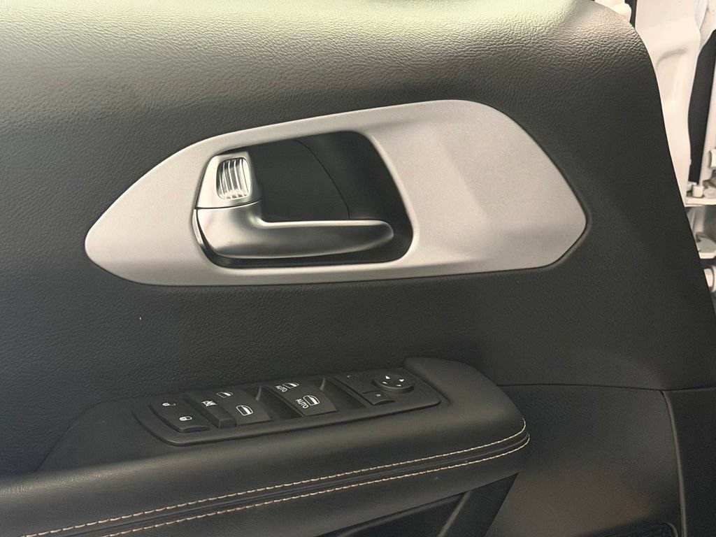 Used 2024 Chrysler Pacifica Touring FWD image 13