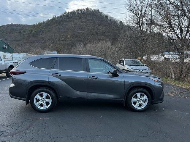Used 2024 Toyota Highlander AWD image 4