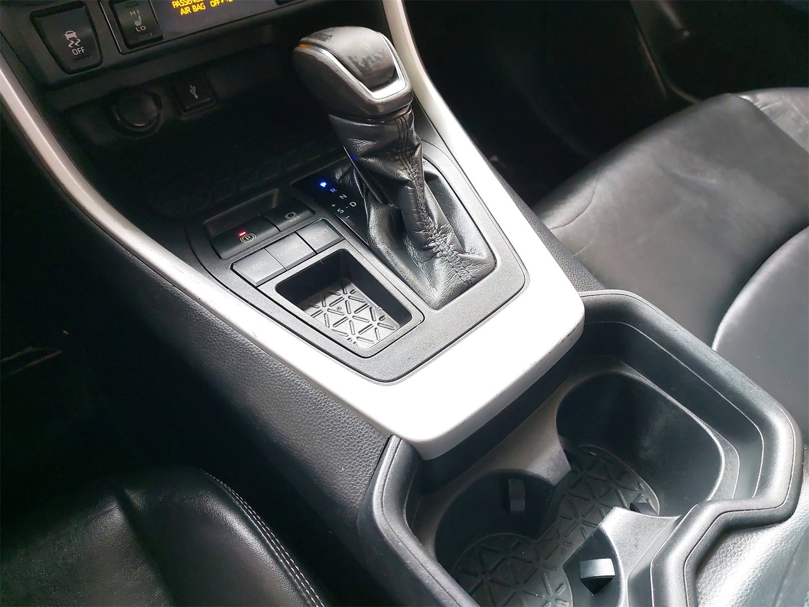 Used 2021 Toyota RAV4 XLE Premium image 24