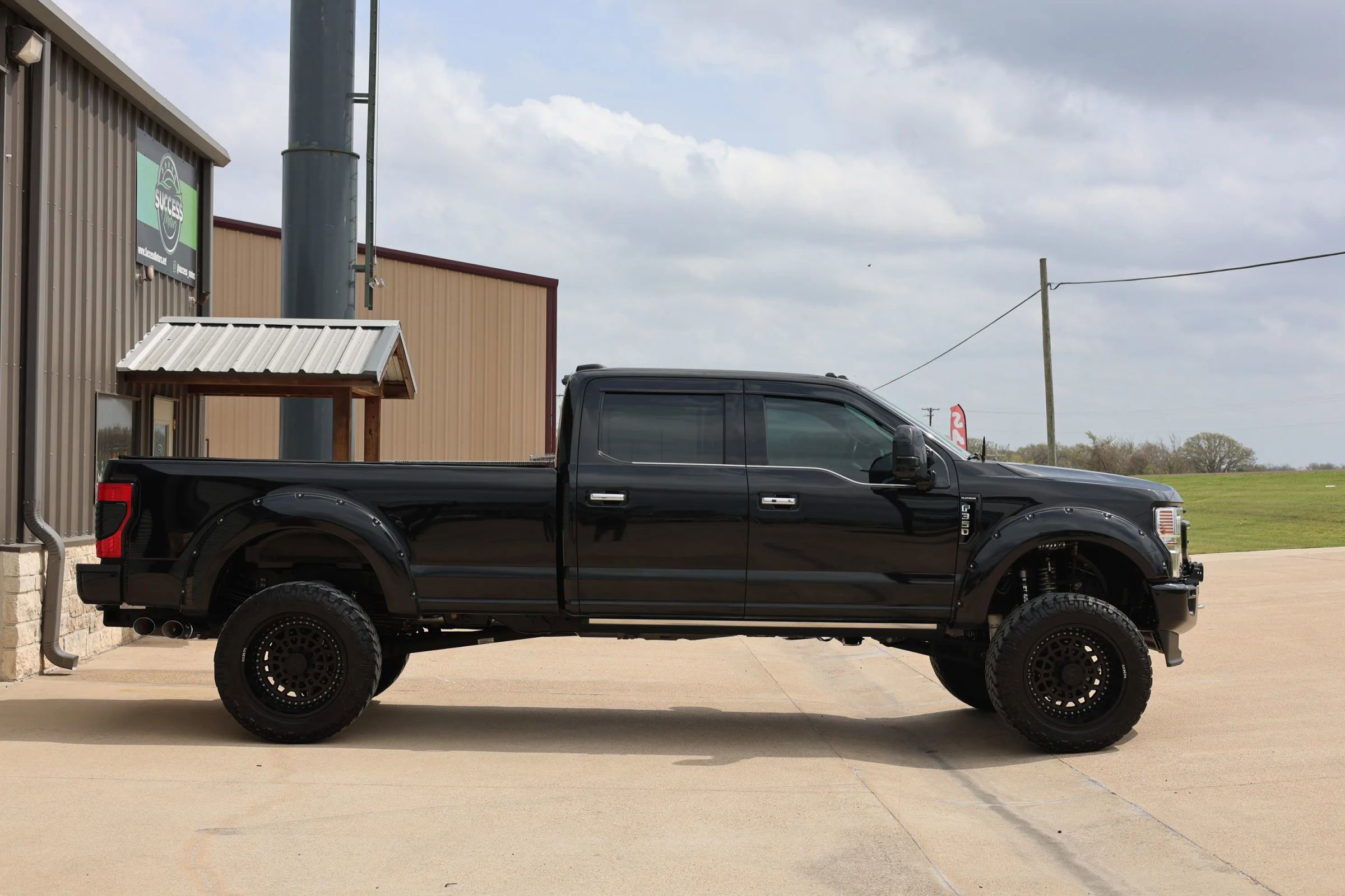 Used 2021 Ford F350 Platinum w/ FX4 Off-Road Package image 2