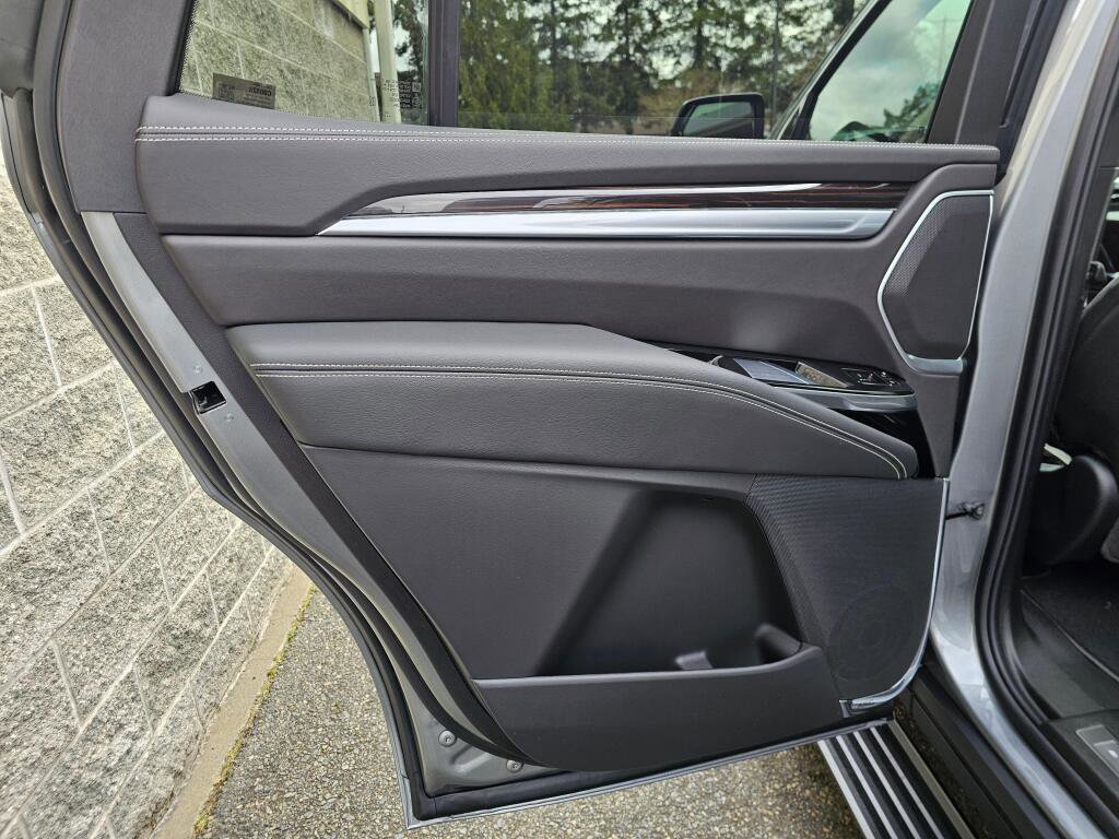 New 2026 Cadillac Escalade Luxury image 9