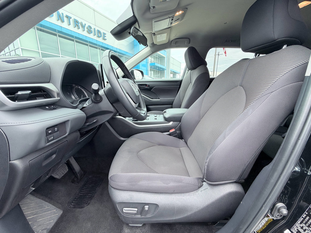 Used 2025 Toyota Highlander LE FWD image 21
