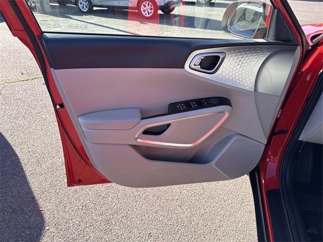 Certified 2025 Kia Soul LX w/ LX Technology Package image 13
