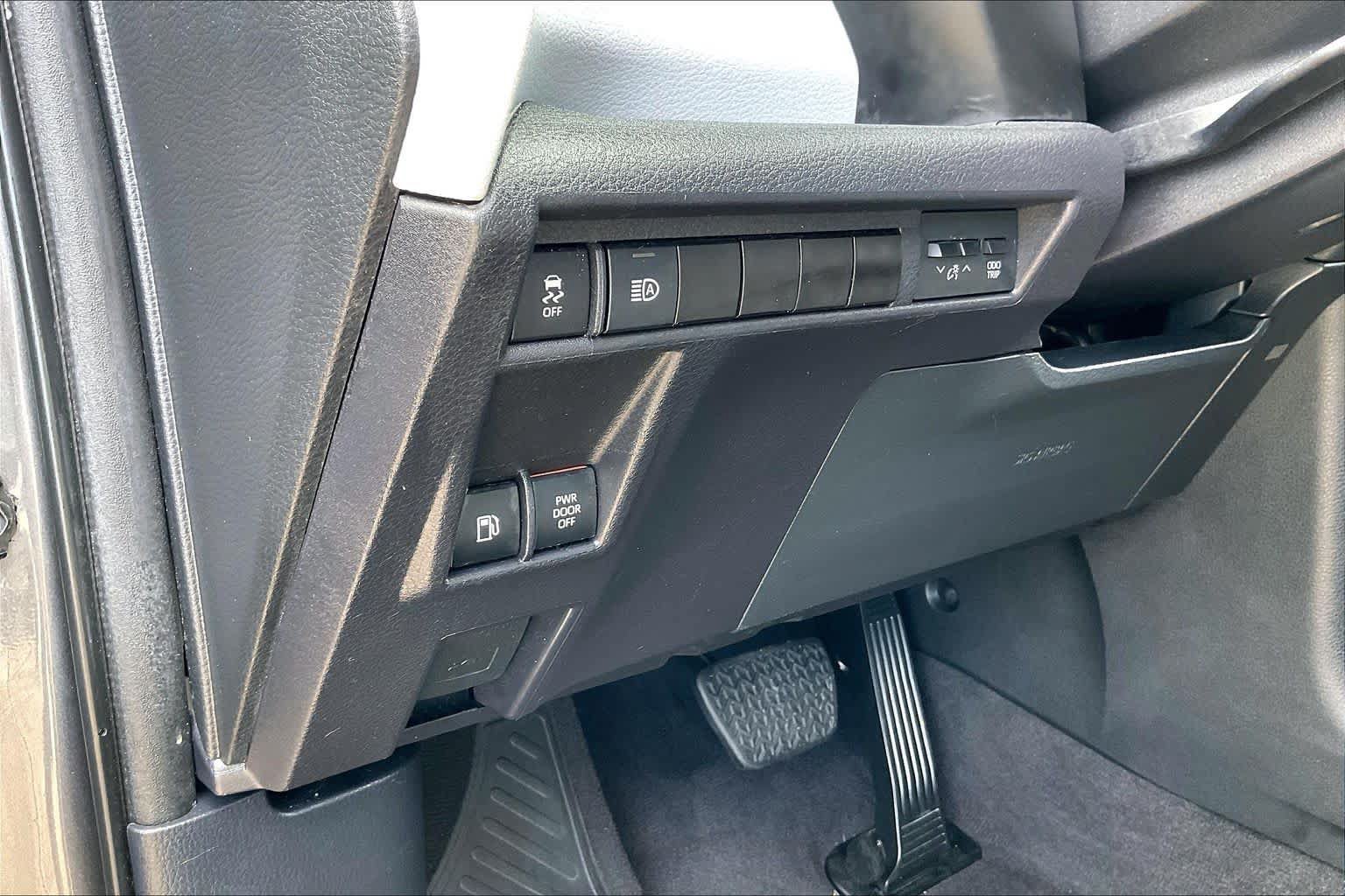 Used 2025 Toyota Sienna XLE FWD image 35