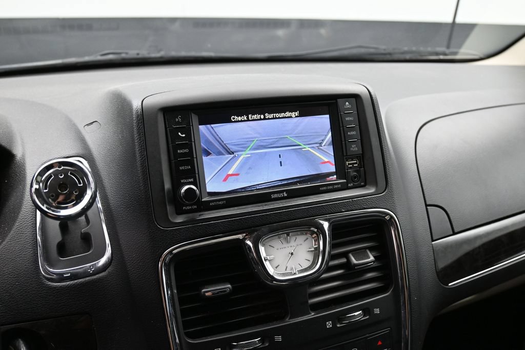 Used 2014 Chrysler Town & Country Touring FWD image 15