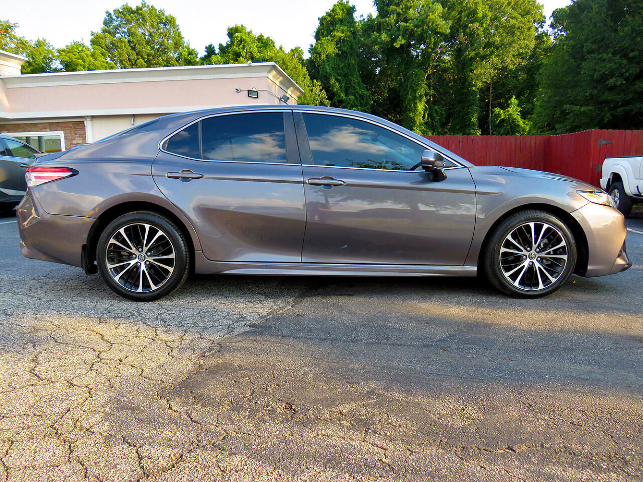 Used 2018 Toyota Camry SE image 6