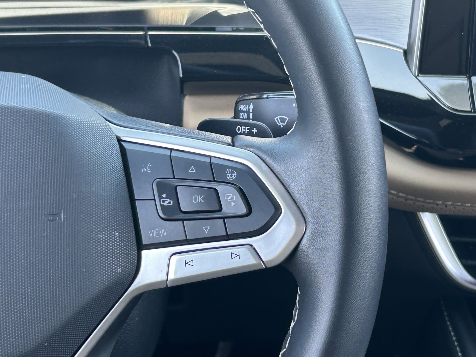 Used 2024 Volkswagen Atlas Cross Sport SE FWD image 23