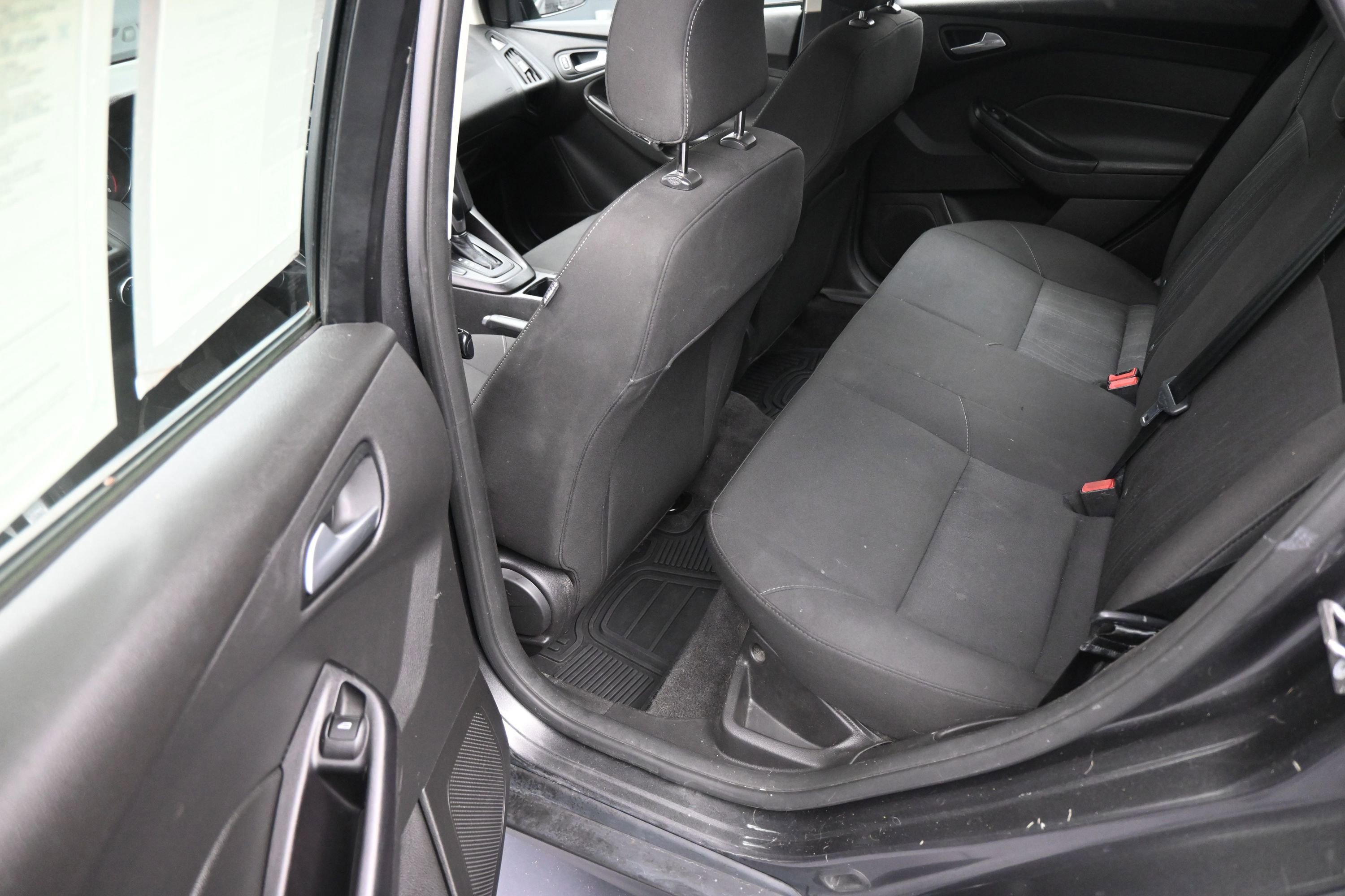 Used 2018 Ford Focus SE w/ Cold Weather Package FWD image 17
