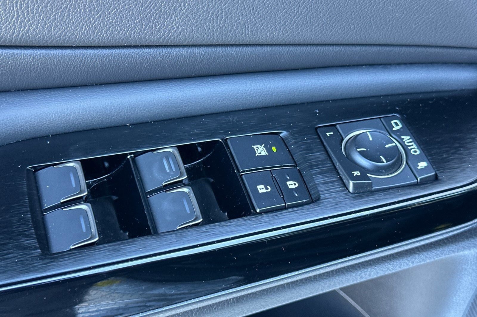 Certified 2025 Lexus ES 300h w/ Luxury Package image 13