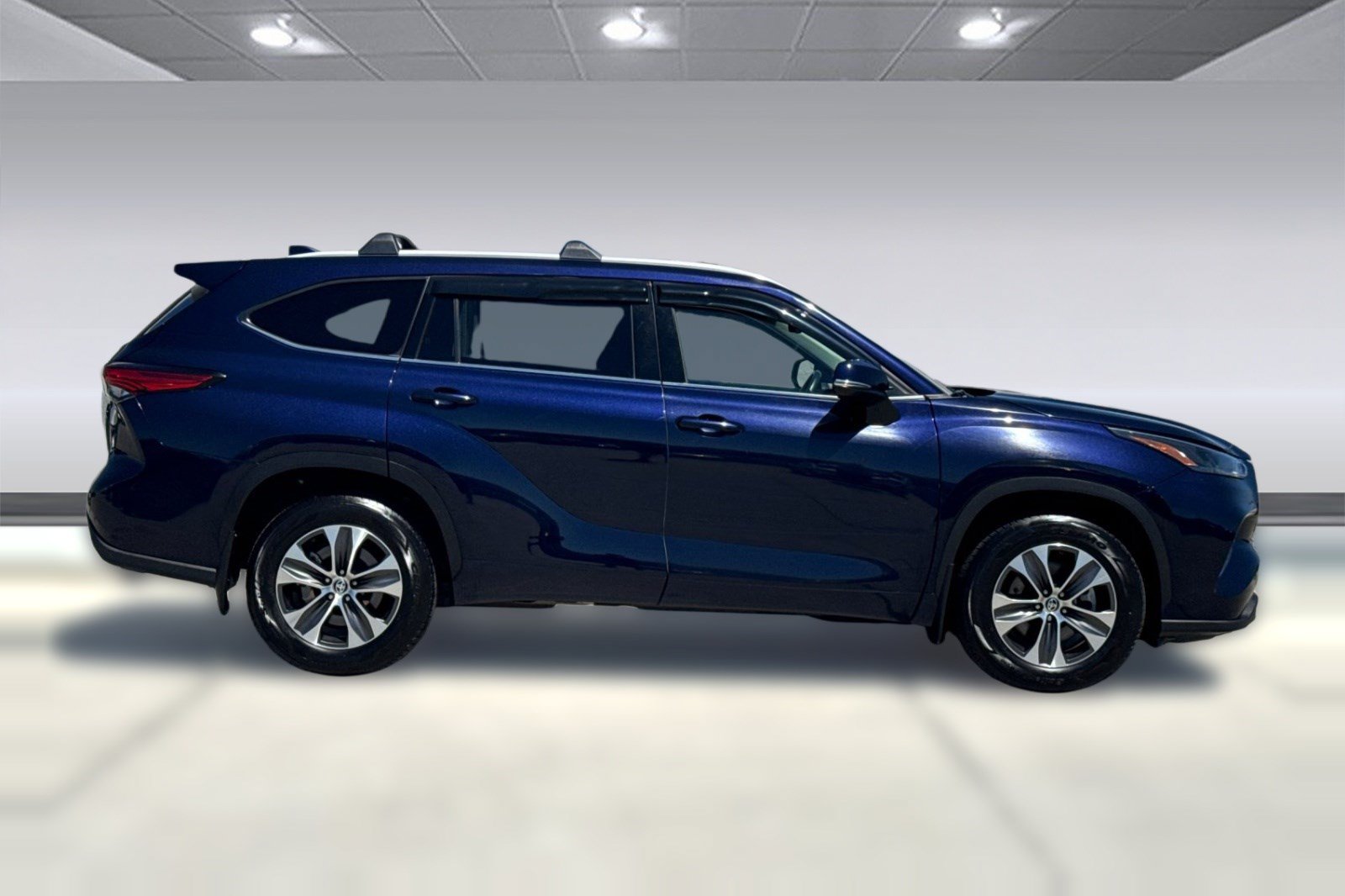 Used 2022 Toyota Highlander XLE AWD/4WD image 8