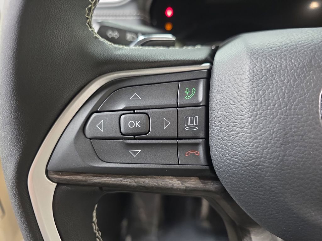 Used 2025 Jeep Grand Cherokee Limited w/ Luxury Tech Group II AWD/4WD image 17