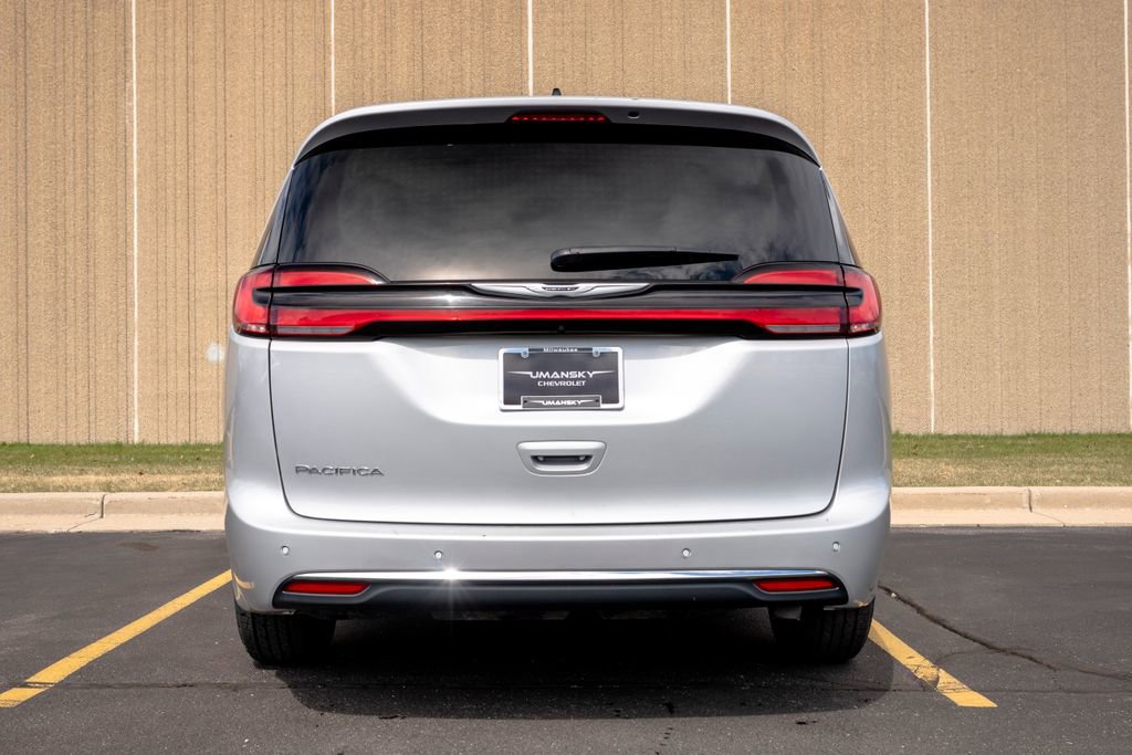 Used 2024 Chrysler Pacifica Touring-L image 8