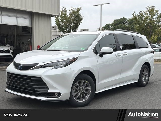 Certified 2025 Toyota Sienna XLE AWD/4WD image 1