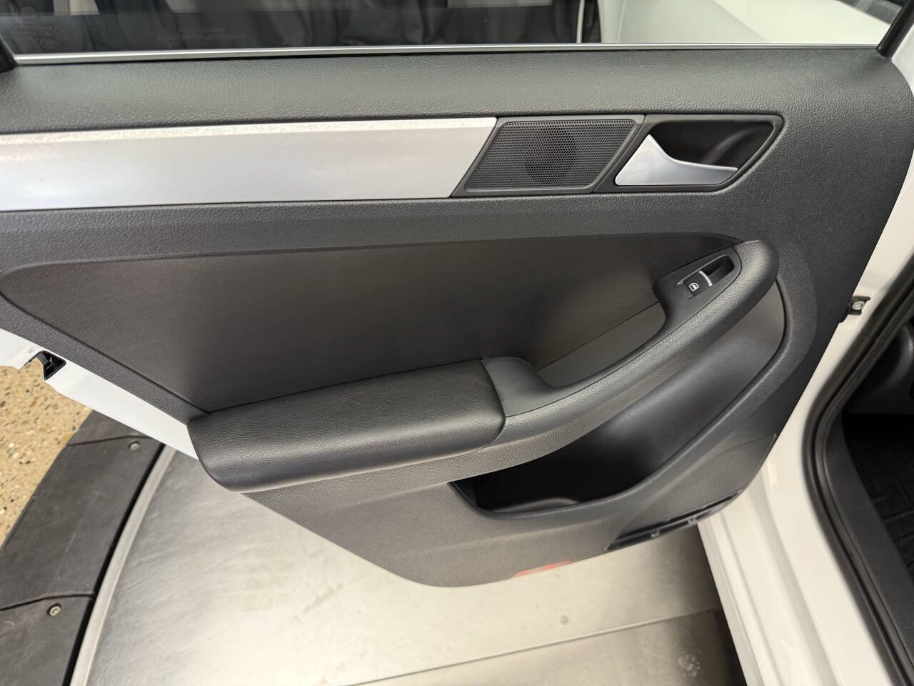 Used 2013 Volkswagen Jetta SE FWD image 19