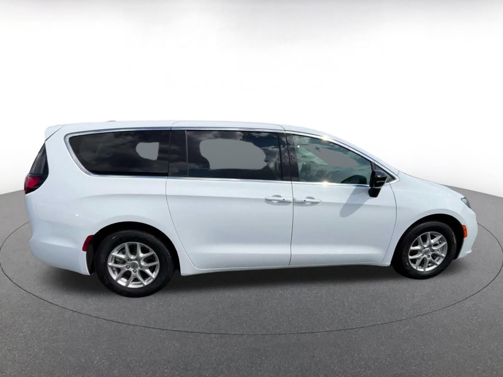 Used 2024 Chrysler Pacifica Touring-L FWD image 15