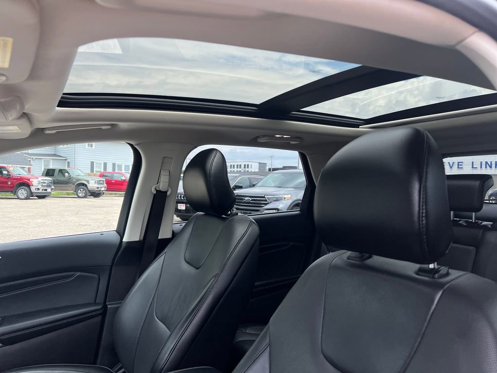 Used 2018 Ford Edge Titanium w/ Equipment Group 301A AWD/4WD image 16