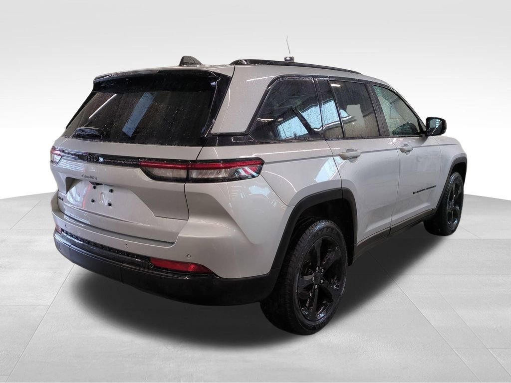 Used 2023 Jeep Grand Cherokee Altitude image 4