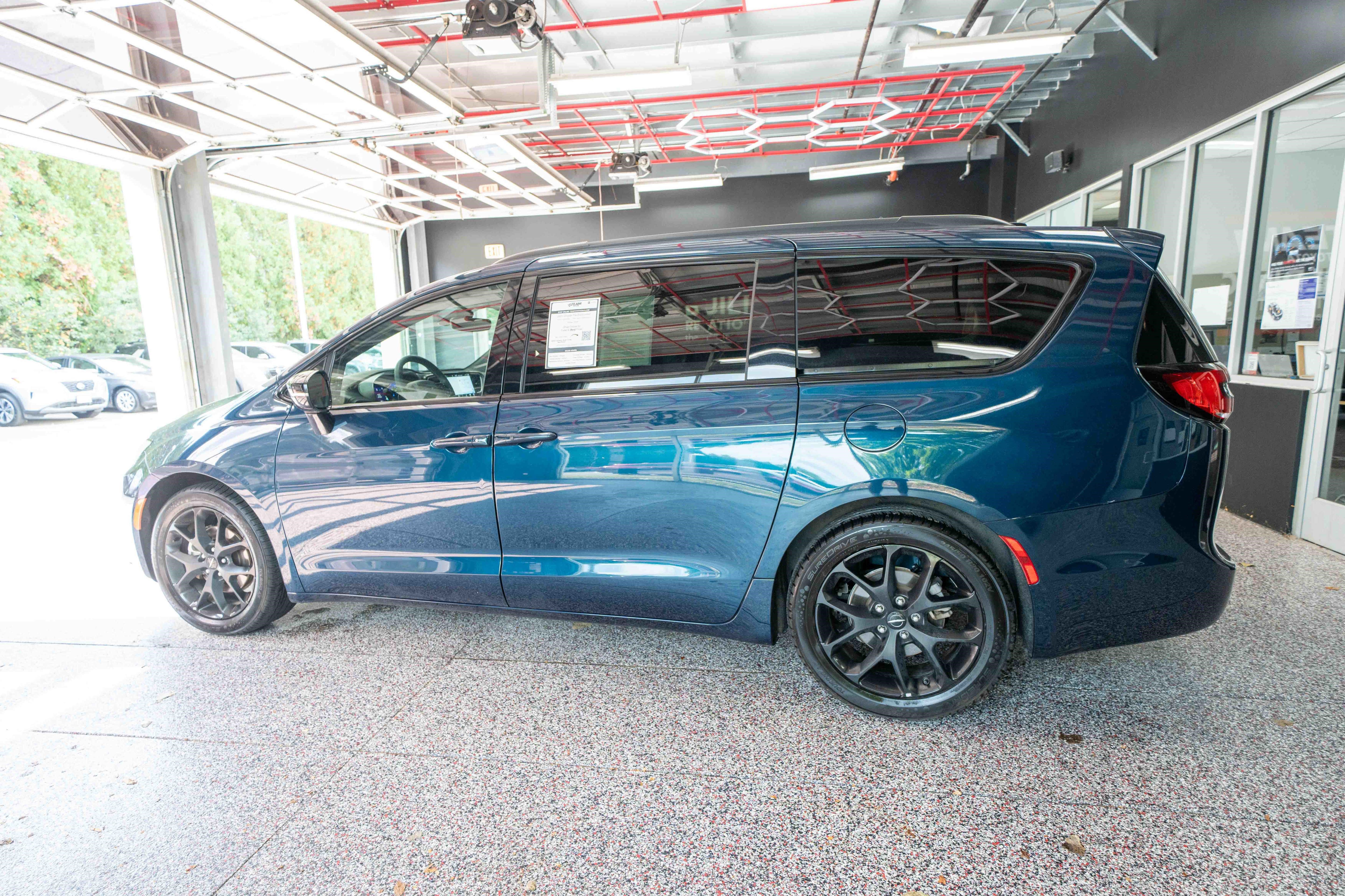 Used 2025 Chrysler Pacifica Limited FWD image 2