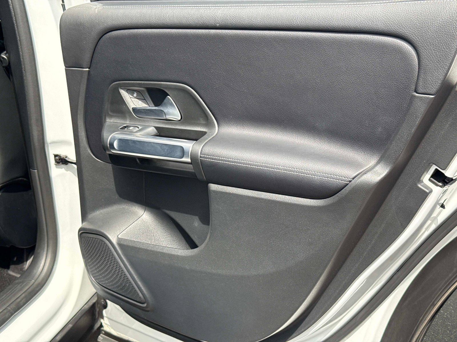 Used 2023 Mercedes-Benz GLB 250 4MATIC w/ Premium Package image 27