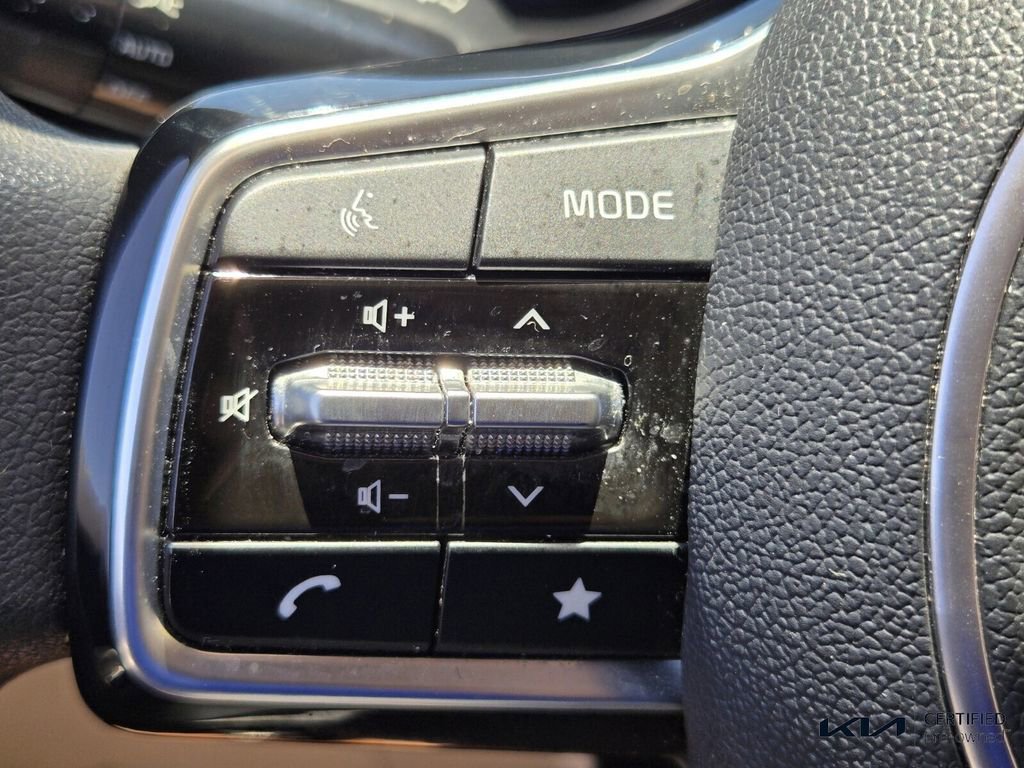 Used 2024 Kia Carnival LX FWD image 27