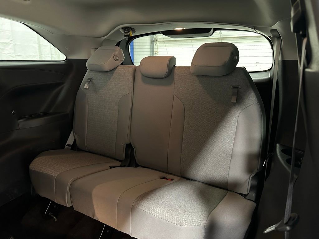 Used 2025 Toyota Sienna LE FWD image 52