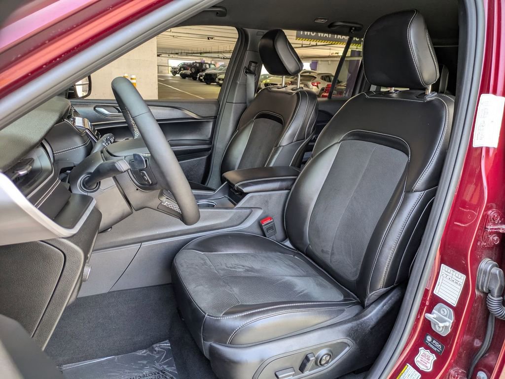 Used 2025 Jeep Grand Cherokee Altitude AWD/4WD image 23
