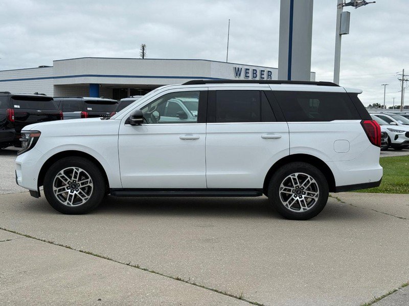 Used 2025 Ford Expedition Active AWD/4WD image 2