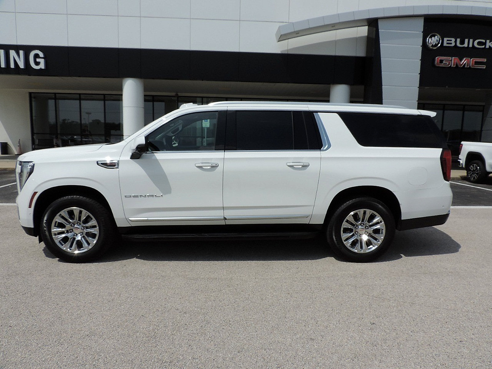 Certified 2025 GMC Yukon XL Denali AWD/4WD image 8
