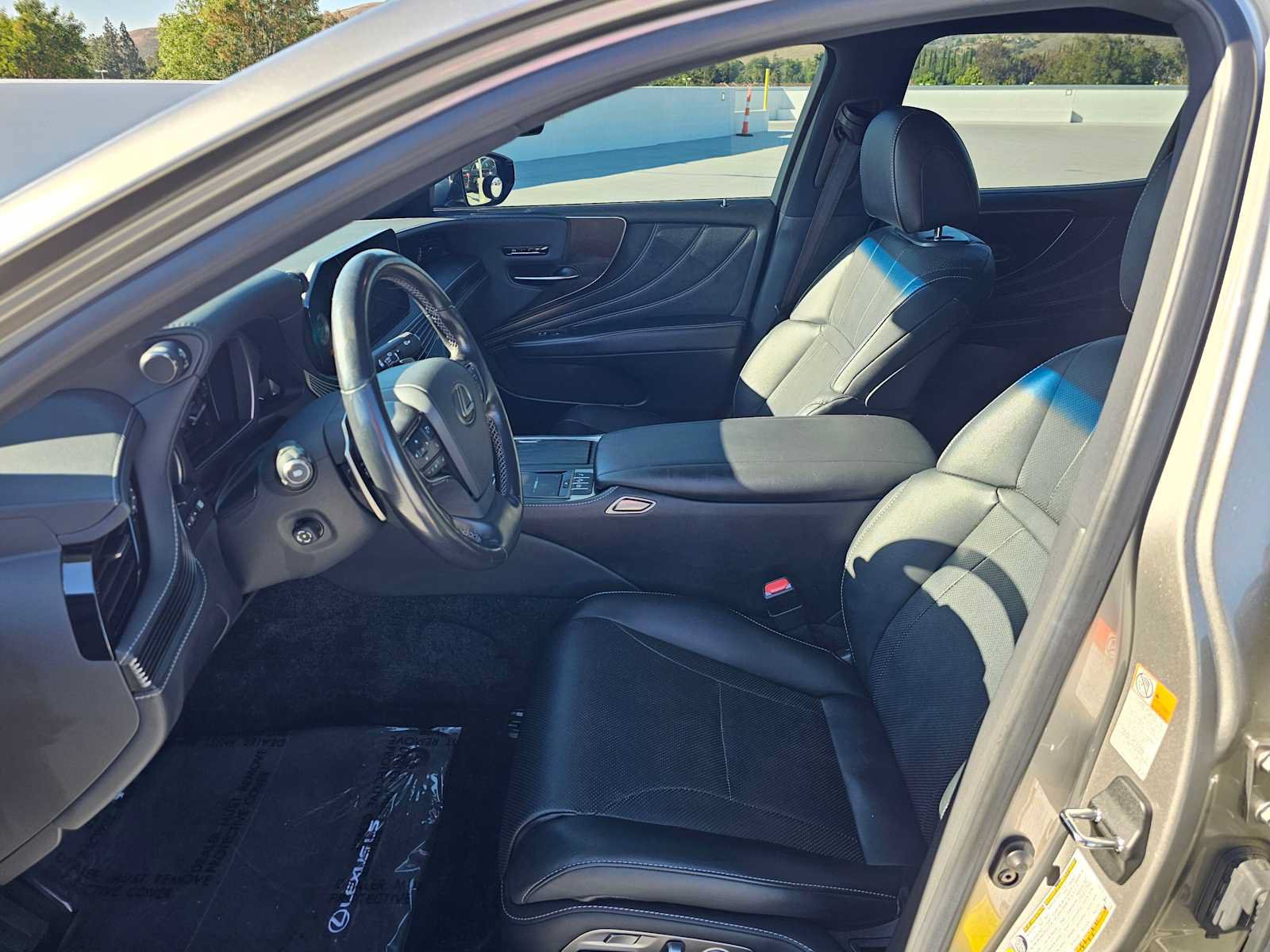 Used 2022 Lexus LS 500 w/ Cold Weather Package (CK) RWD image 20
