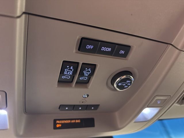 Used 2018 Chevrolet Suburban Premier AWD/4WD image 32