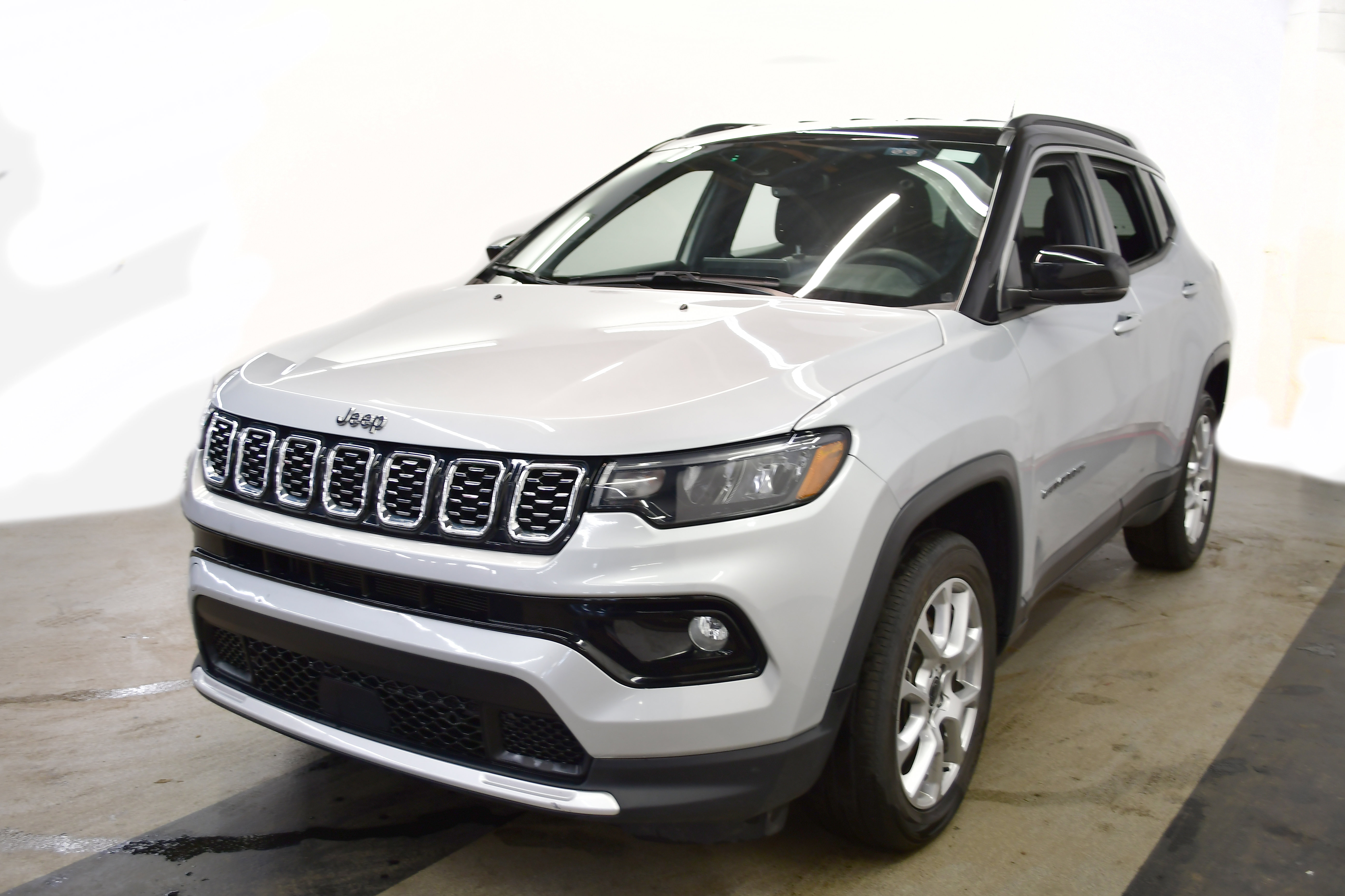 Used 2025 Jeep Compass Trailhawk image 4