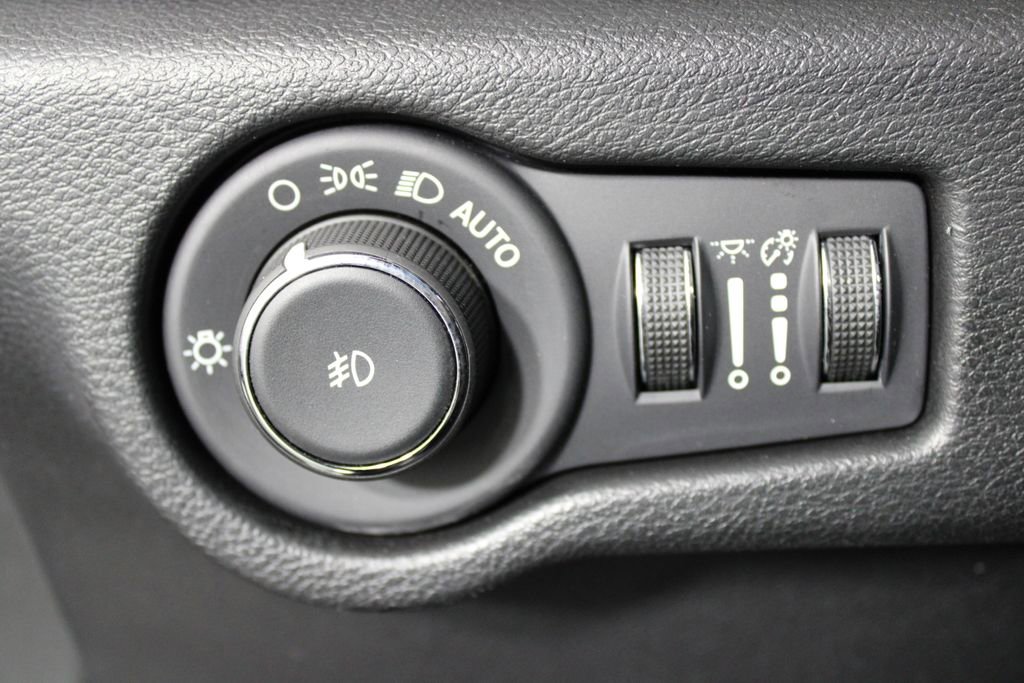 Used 2025 Chrysler Pacifica Limited image 24