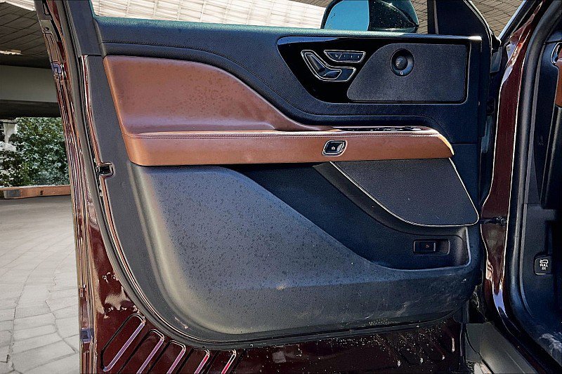 Used 2020 Lincoln Aviator Reserve w/ Equipment Group 201A image 17