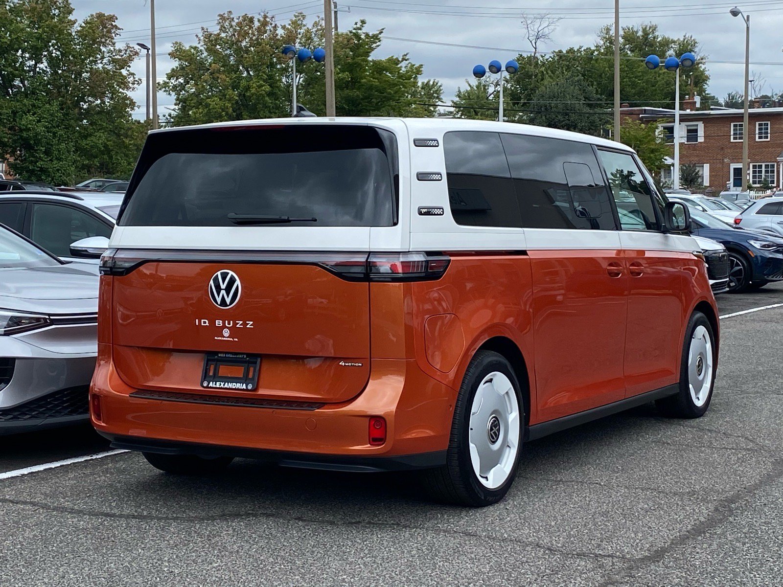 Used 2025 Volkswagen ID. Buzz 1st Edition AWD/4WD image 3