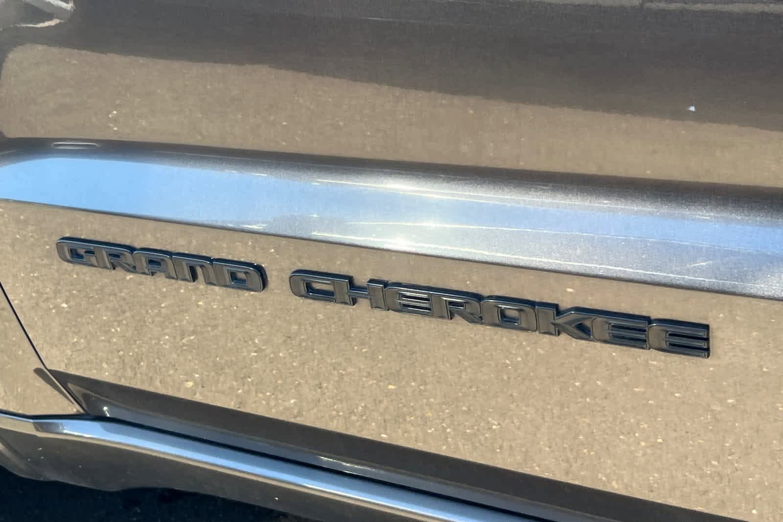 Used 2019 Jeep Grand Cherokee Altitude AWD/4WD image 21