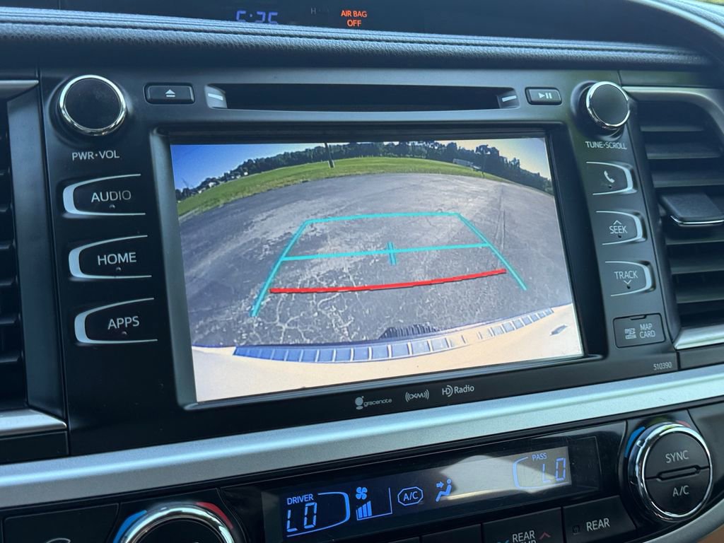 Used 2019 Toyota Highlander XLE AWD/4WD image 23