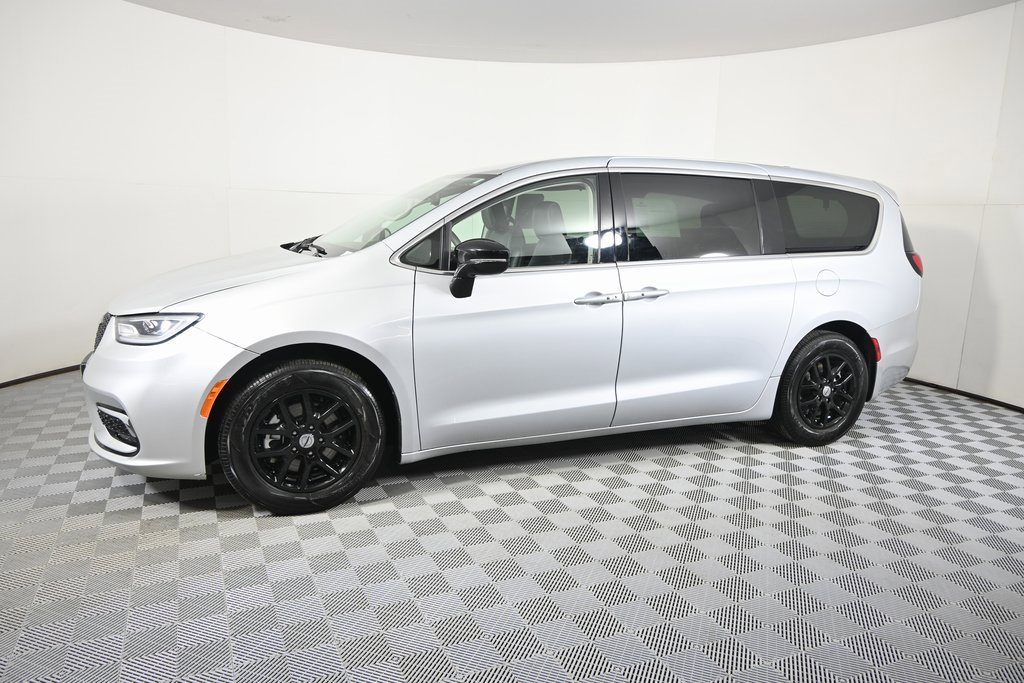 Used 2024 Chrysler Pacifica Touring-L image 2