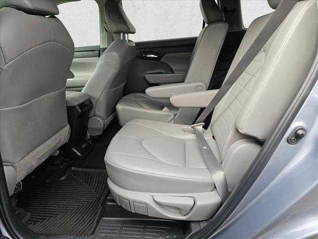 Used 2022 Toyota Highlander XLE AWD/4WD image 18