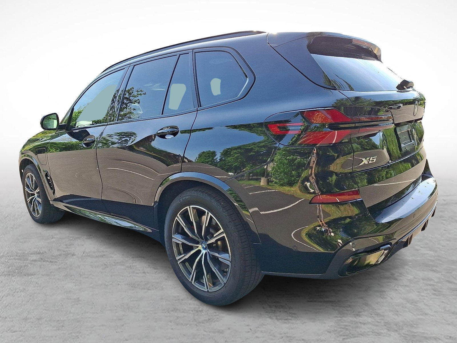 Used 2024 BMW X5 xDrive50e w/ Executive Package AWD/4WD image 4