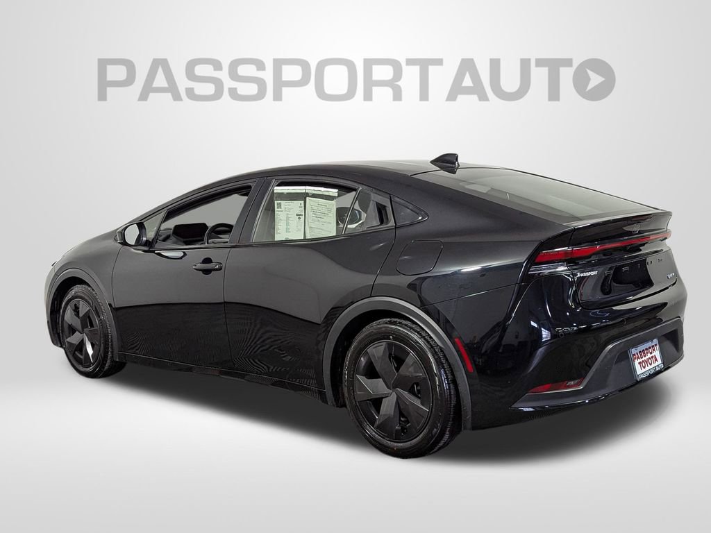 Used 2024 Toyota Prius LE video 3