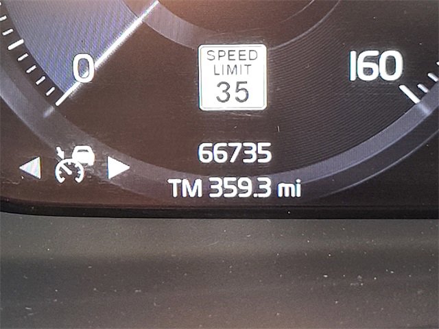 Used 2019 Volvo XC40 T5 Momentum image 5