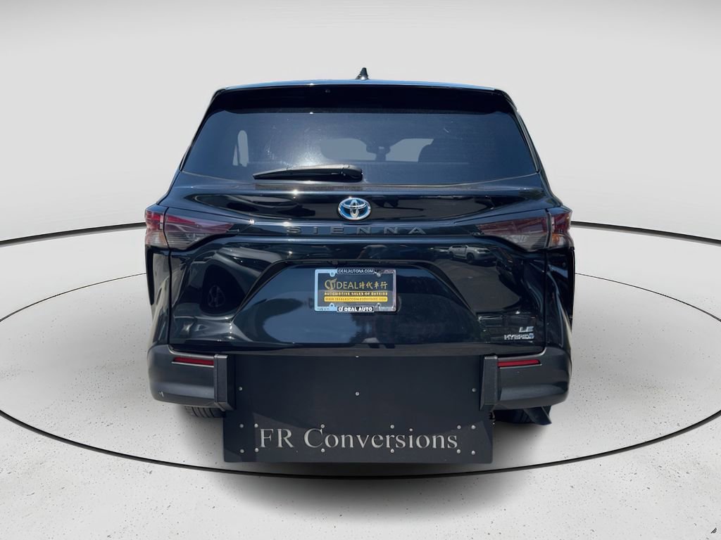 Used 2023 Toyota Sienna LE image 4
