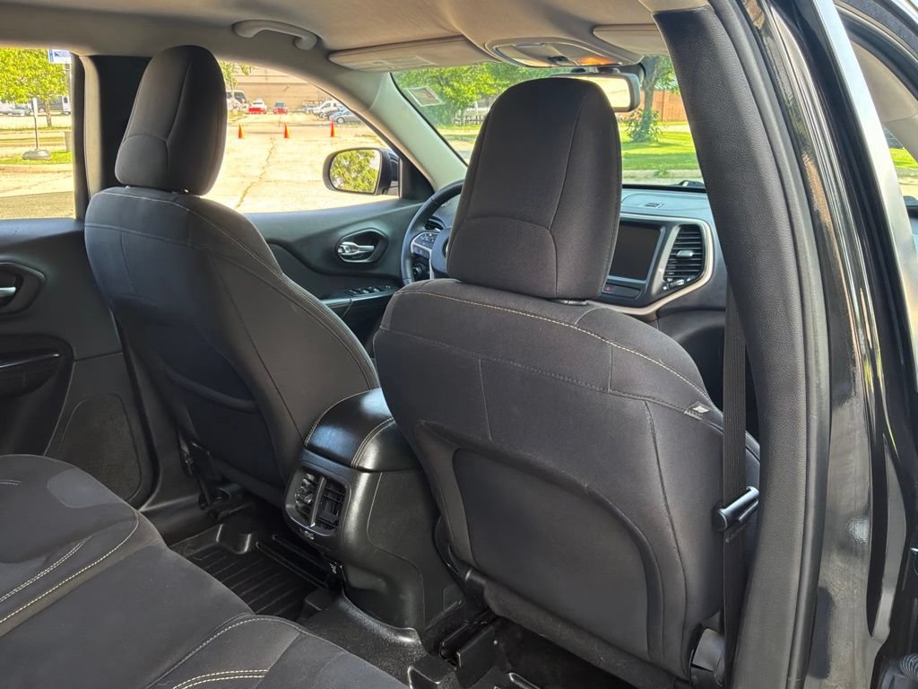 Used 2015 Jeep Cherokee Latitude w/ Cold Weather Group AWD/4WD image 38