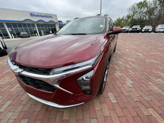Used 2025 Chevrolet Trax LT w/ Driver Confidence Package FWD image 26
