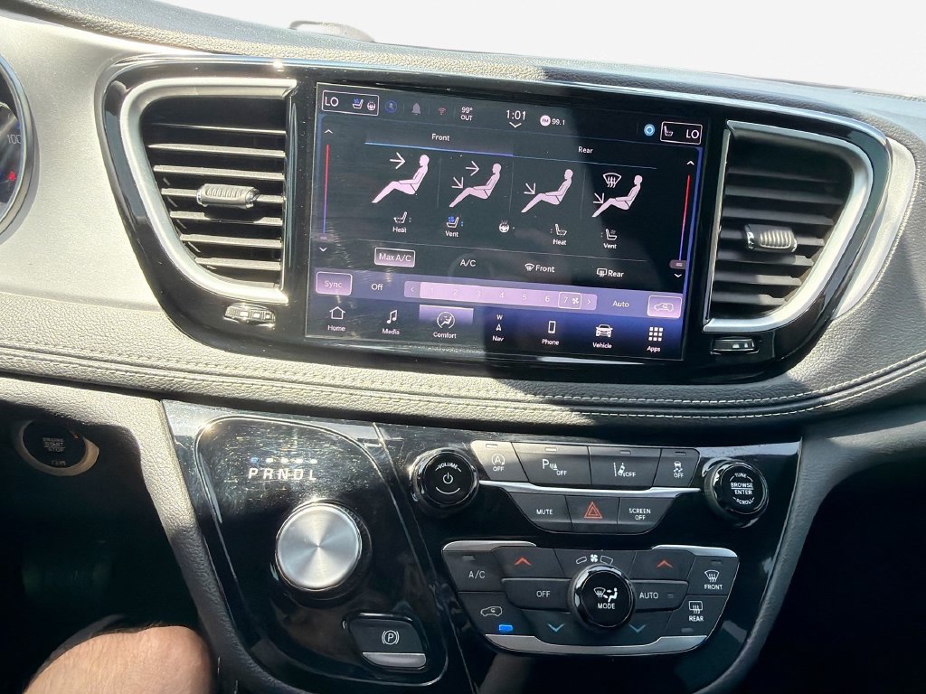 Used 2025 Chrysler Pacifica Limited FWD image 17